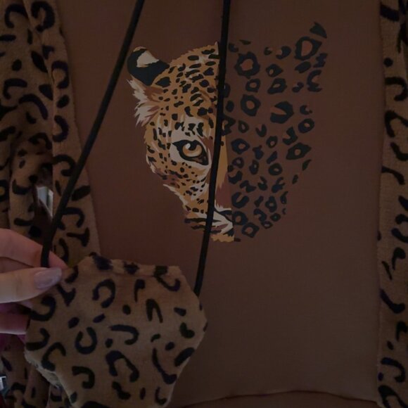 Leopard print crew neck sweatshirt with matching purse - Picture 2 of 3